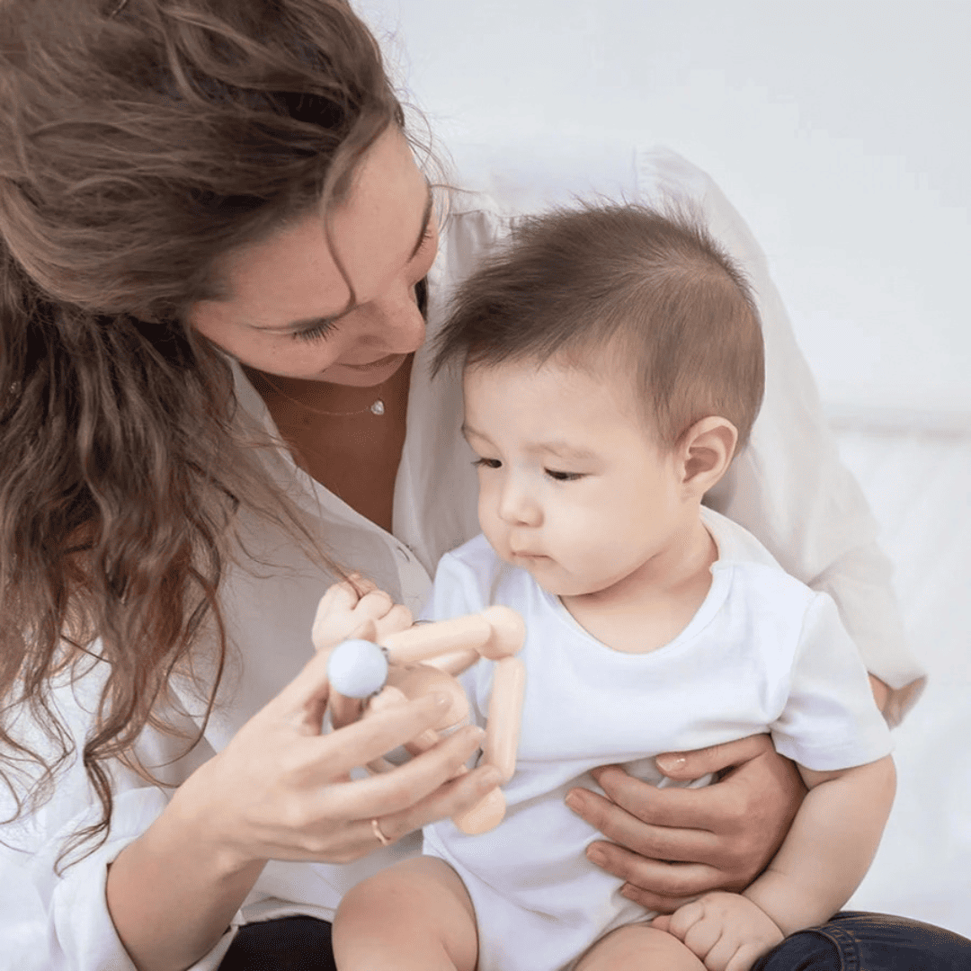 plantoys baby speelgoed rammelaar driehoek in pastel kleuren