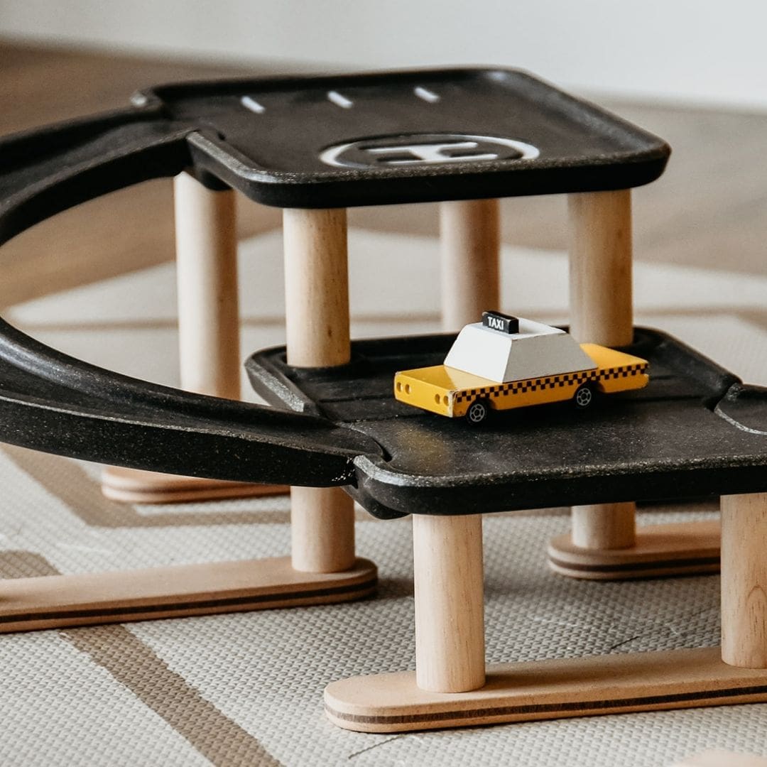 Plantoys parkeergarage van hout met twee auto's
