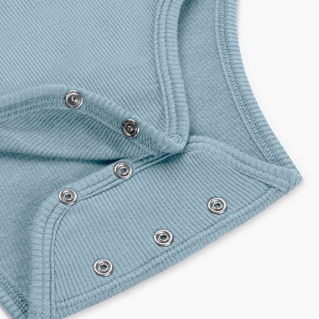 Romp&Roll meegroeiromper met lange mouwen in de lichtblauwe kleur breeze