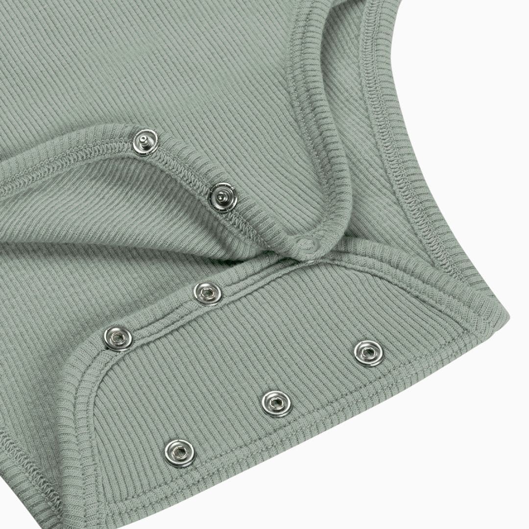 Romp&Roll romper met korte mouwen in de oudgroene kleur sage