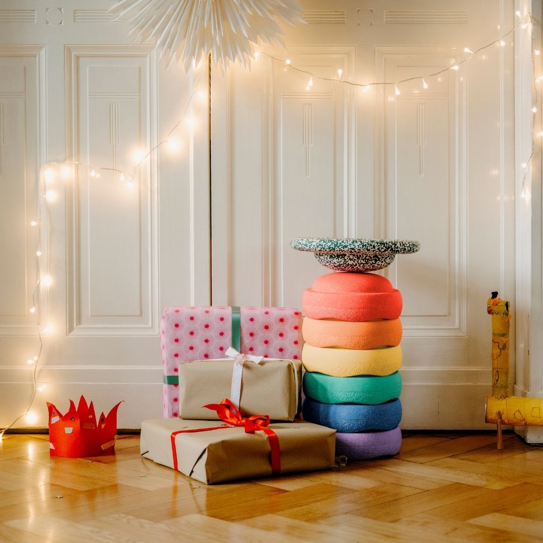 Limited edition Stapelstein rainbow special set met 6 stapstenen in regenboogkleuren en een balansbord in dark green & blush