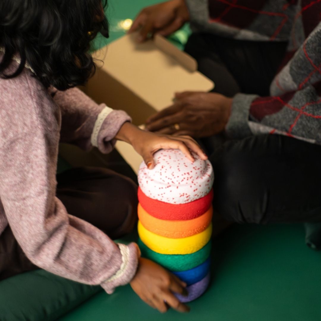 Limited edition Stapelstein mini set in regenboogkleuren met special blush roze met red sprinkles