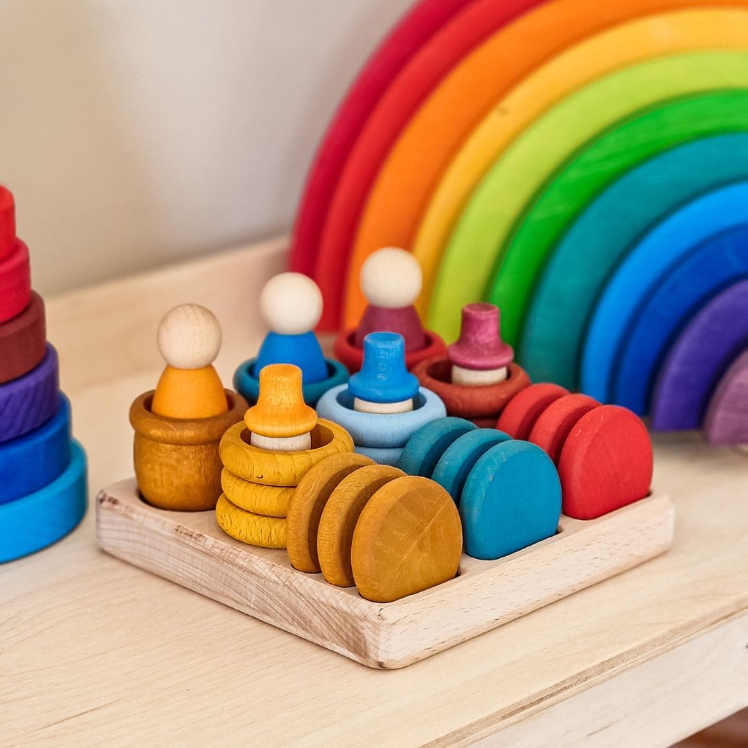 Houten houder voor de seizoensset van Grapat om de houten munten, ringen, poppetjes en bakjes in te presenteren