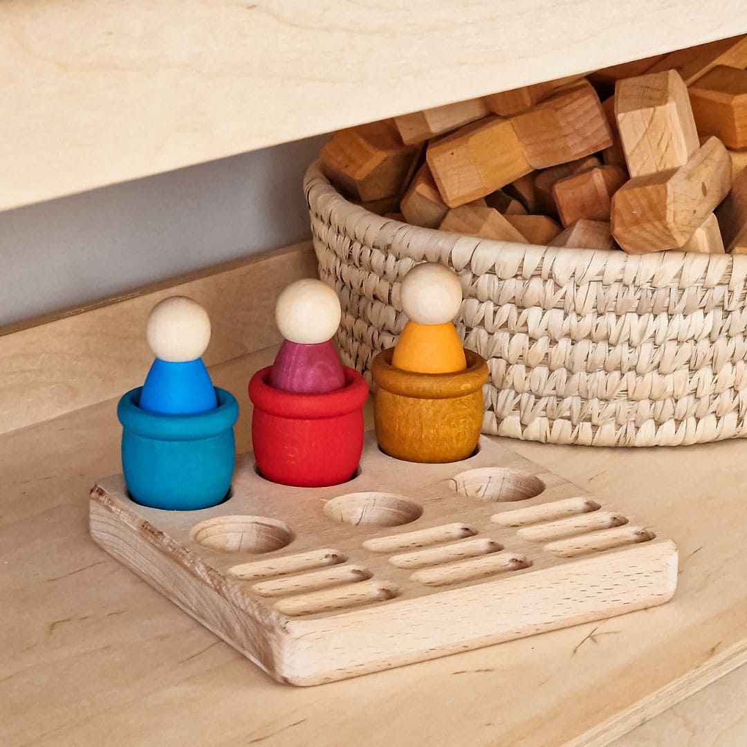 Houten houder voor de seizoensset van Grapat om de houten munten, ringen, poppetjes en bakjes in te presenteren