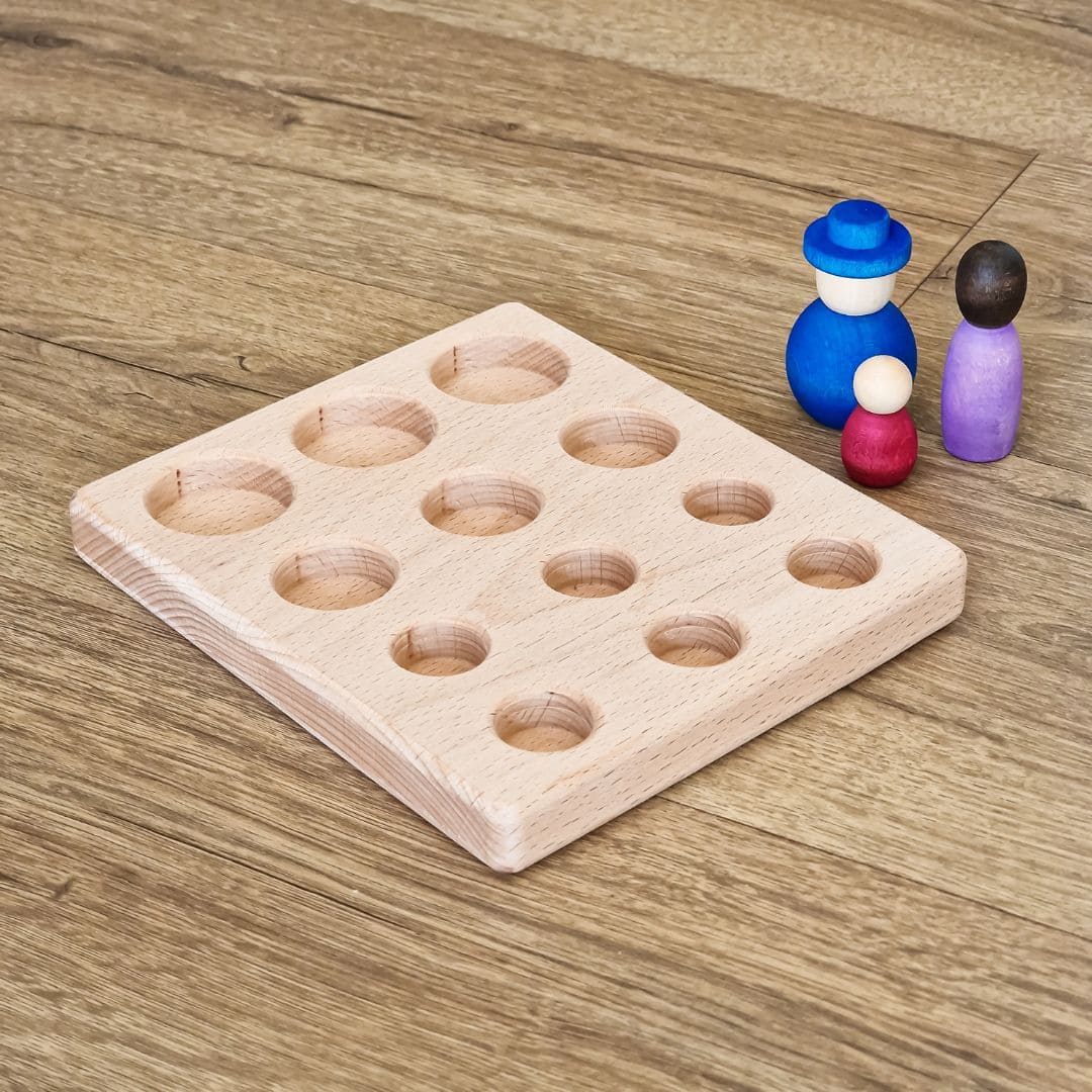 Houten houder voor de Grapat Together poppetjes