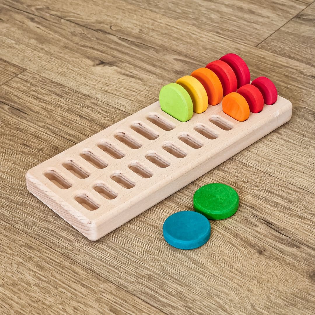 Houten houder voor GRIMM's houten munten 24-delig om het speelgoed uitnodigend te presenteren in de speelhoek of speelgoedkast