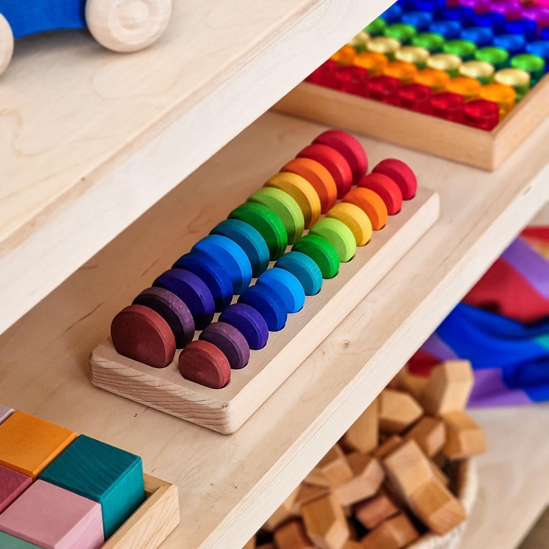 Houten houder voor GRIMM's houten munten 24-delig om het speelgoed uitnodigend te presenteren in de speelhoek of speelgoedkast