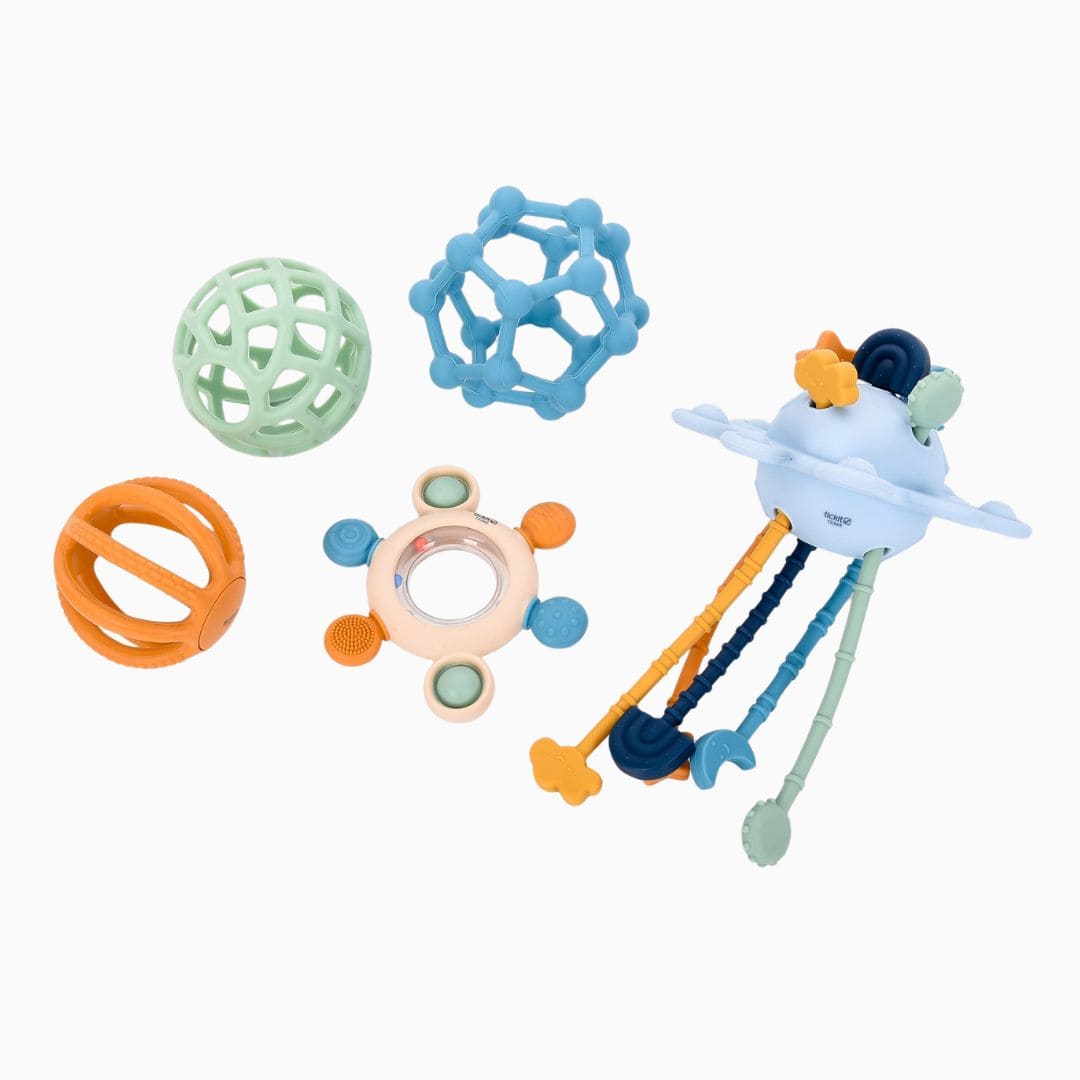 Tickit Silisoft sensorisch speelgoed set met een zip pull toy, bijtring en drie flexi-ballen