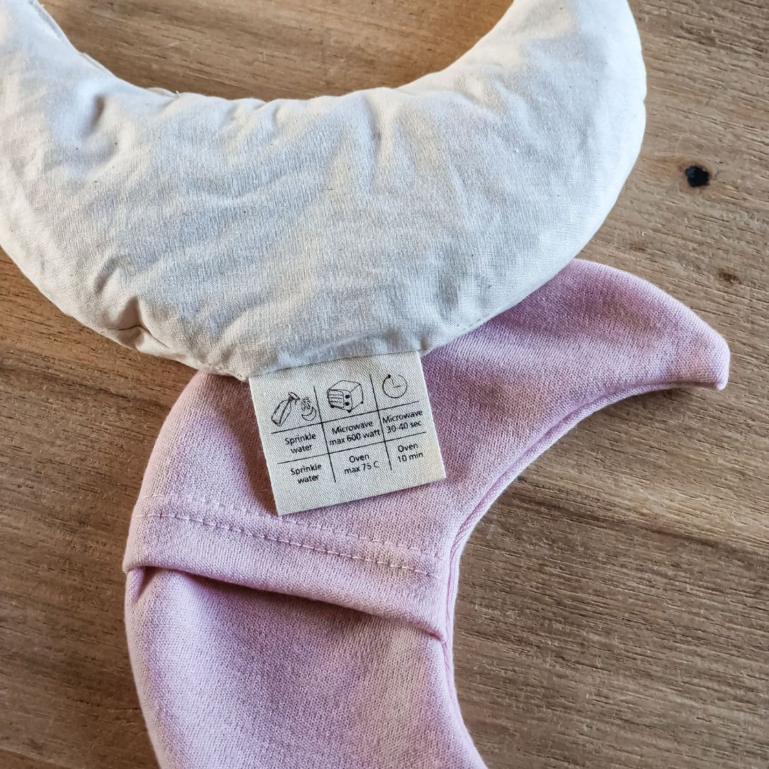 Warmtemaantje warmtekussen van merinos wol in de kleur licht roze van het merk Natural Cosy Kids