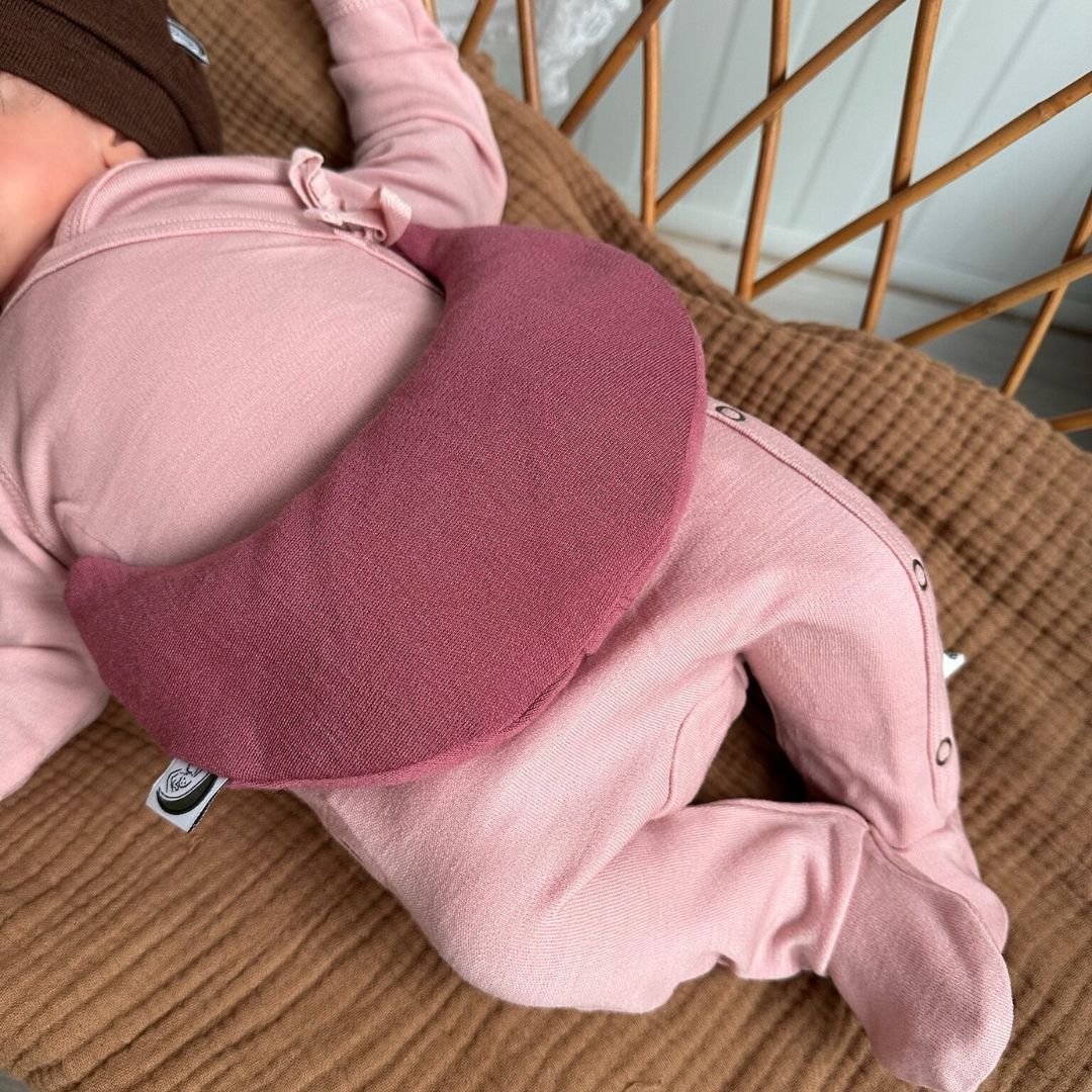 Warmtemaantje van merinoswol met warmtekussen met kersenpitten in de kleur roze