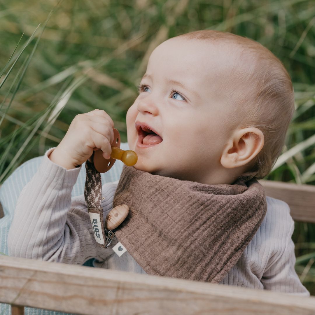 BIBS bandana kwijl slab in de kleur dark oak bruin