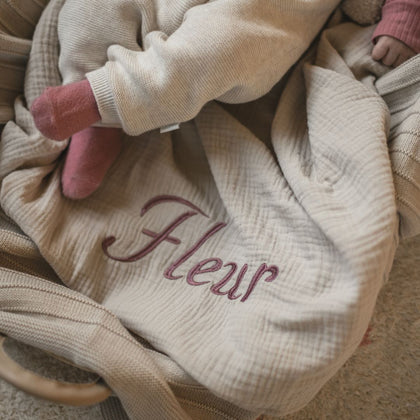 Hydrofiele doek XL met naam geborduurd in kleur beige van Studio Bambacht